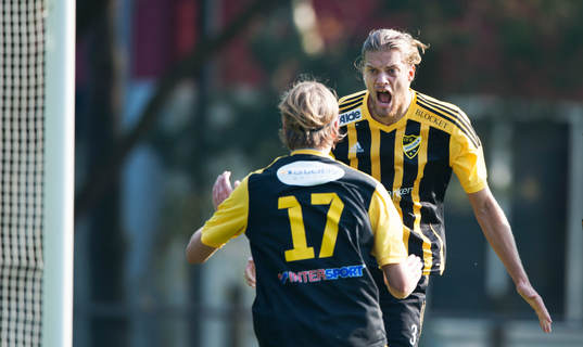IFK Hässleholms Linus Karlsson har gjort segermålet 1-0 i