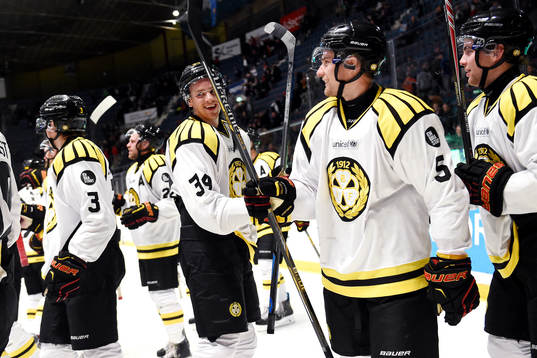 Brynäs Daniel Brodin och Lukas Kilström  jublar