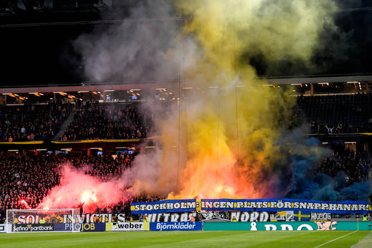 s eldar bengaler och har en banderoll "Stockholm är ingen