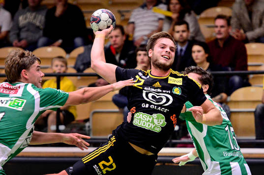 Hammarbys Anders Wik-Rydberg och Johan Nilsson försöker