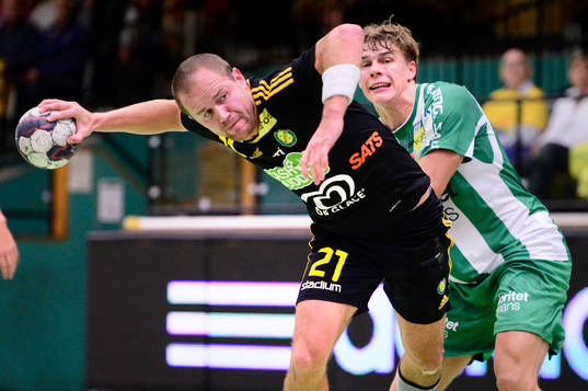 Sävehofs Tobias Albrechtson jagas av Hammarbys Anders