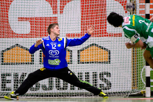 Sävehofs målvakt Peter Johannesson tittar