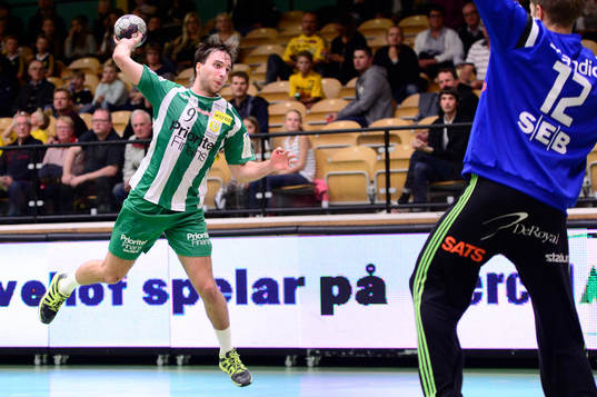 Hammarbys Nils Pettersson skjuter mot Sävehofs målvakt