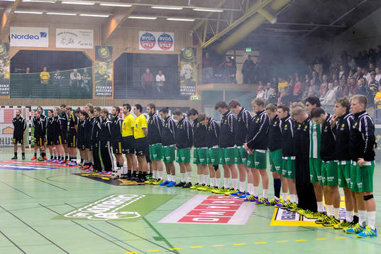 Det hålls en tyst stund innan handbollsmatchen i