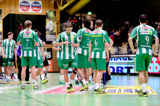 Hammarbys Lucas Pellas (mitten) deppar