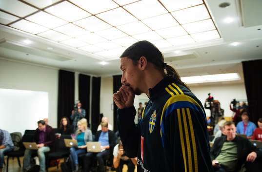 Sveriges Zlatan Ibrahimovic hostar när han är på väg in