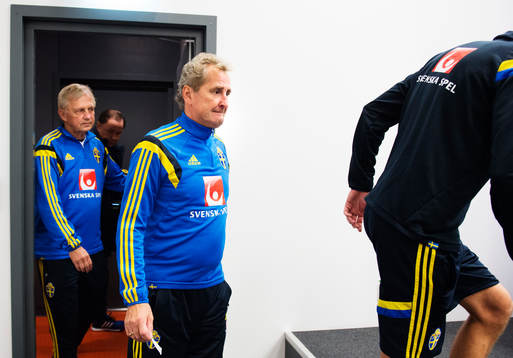 Sveriges förbundskapten Erik Hamrén på väg in till en