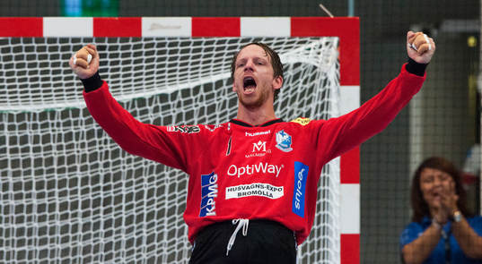 Kristianstads målvakt Dan Beutler jublar i matchen i