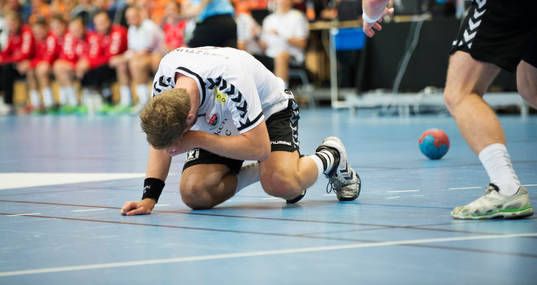 Guifs Viktor Östlund i matchen i elitserien i handboll