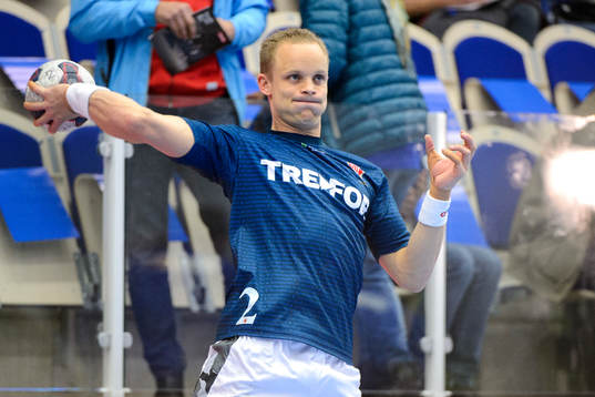 Koldings Lukas Karlsson värmer upp innan handbollsmatchen