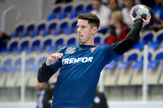 Koldings Kim Andersson värmer upp innan handbollsmatchen i