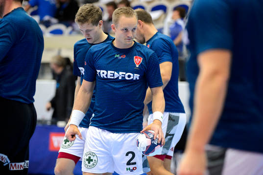 Koldings Lukas Karlsson värmer upp innan handbollsmatchen