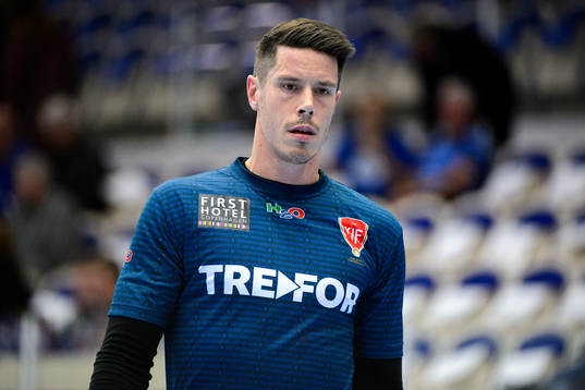 Koldings Kim Andersson värmer upp innan handbollsmatchen i