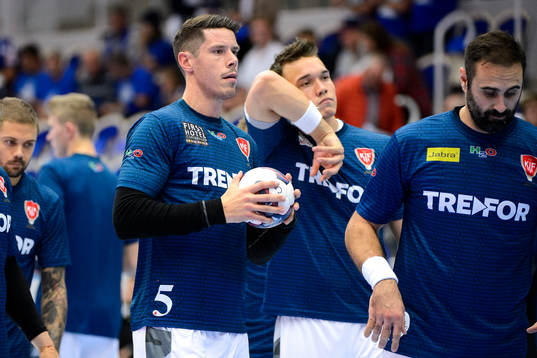 Koldings Kim Andersson värmer upp innan handbollsmatchen i
