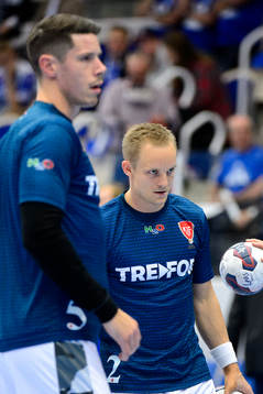 Koldings Kim Andersson och Lukas Karlsson värmer upp innan