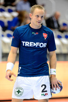 Koldings Lukas Karlsson värmer upp innan handbollsmatchen