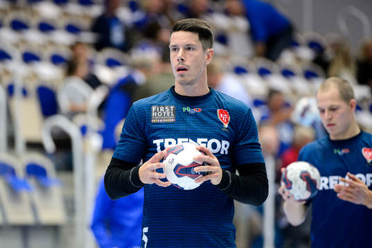 Koldings Kim Andersson värmer upp innan handbollsmatchen i