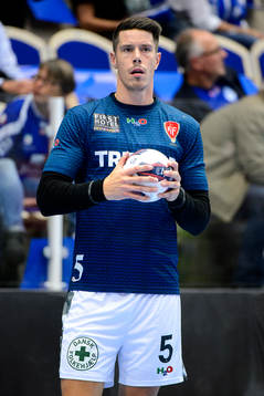 Koldings Kim Andersson värmer upp innan handbollsmatchen i