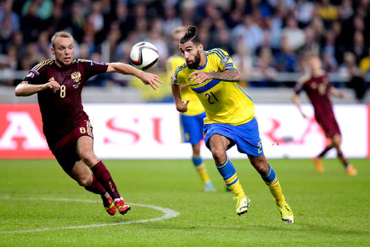 Rysslands Denis Glushakov och Sveriges Jimmy Durmaz
