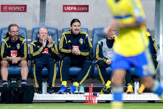 Sveriges Zlatan Ibrahimovic manar på sina medspelare