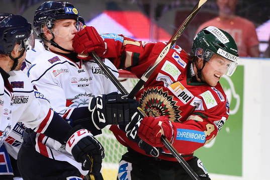 Frölundas Mathis Olimb trycker till en Linköpingspelare
