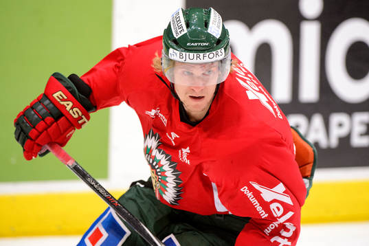 Frölundas Anton Axelsson värmer upp innan ishockeymatchen