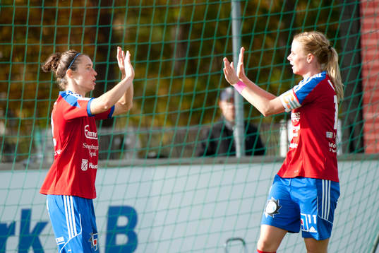 Vittsjös Jane Ross och Sofie Andersson jublar