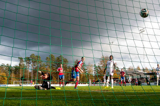 Rosengårds målvakt Zecira Musovic tittar