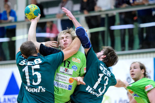 Alingsås Olle Ek  stoppas av Önnereds Henrik Karlsson