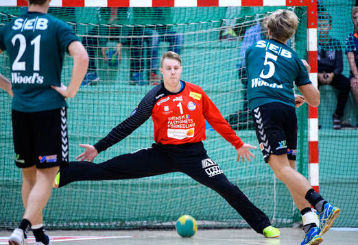 Önnereds Erik Nylén (h) gör mål på Alingsås målvakt
