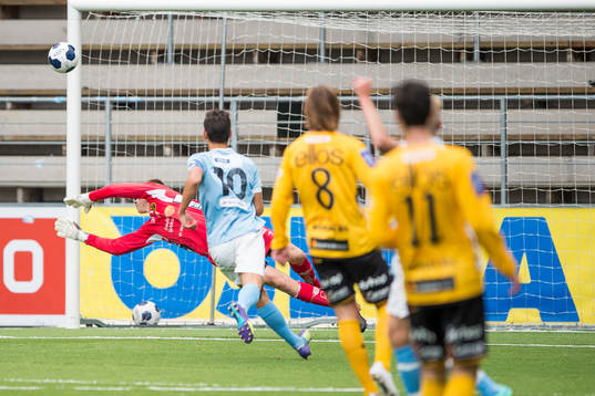 Malmö FFs Emin Karaman (rygg mot kameran) skjuter strax