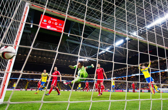 Liechtensteins målvakt Cengiz Bicer släpper in 1-0 från