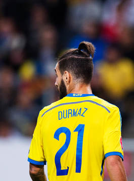 Sveriges Jimmy Durmaz med en tofs på huvudet