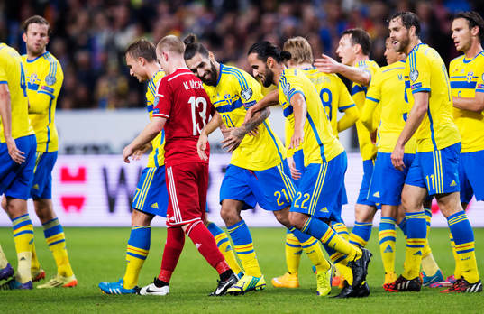 Sveriges Jimmy Durmaz och Erkan Zengin tar varandra i hand