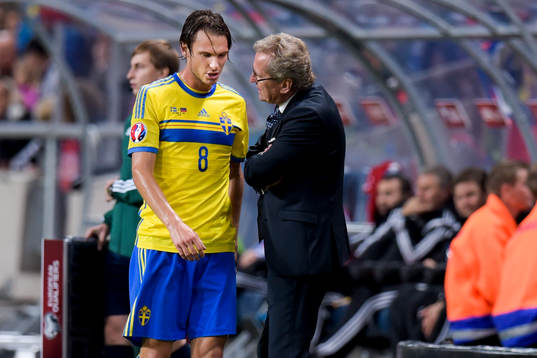 Sveriges Albin Ekdal pratar med förbundskapten Erik