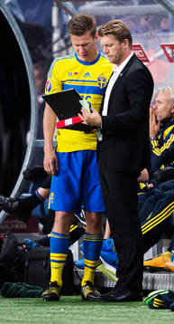 Sveriges Pontus Wernbloom får instruktioner av players