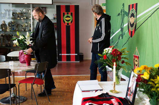 s sportchef Björn Wesström lämnar blommor i