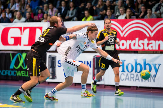 Sävehofs Tobias Albrechtson försöker stoppa Redbergslids