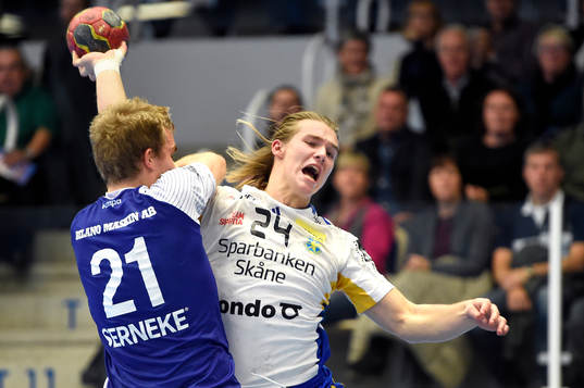 Alingsås Johan Nilsson tar hand om Ystads Lukas Nilsson i