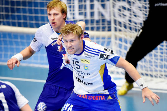 Alingsås Max Darj och Ystads Alexander Borgstedt i kamp