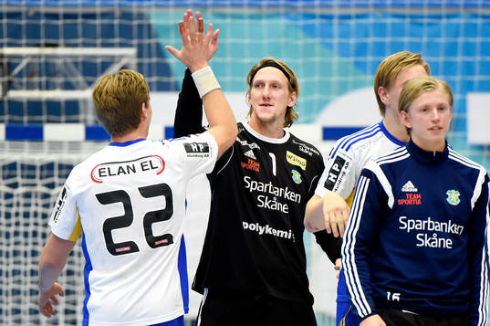 Ystads Julius Martinsson och målvakt Anders Persson firar