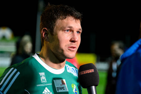 Ljungskiles Hannes Stiller blir intervjuad av TV