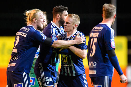 Husqvarnas Johan Karlefjärd motas bort från domaren av