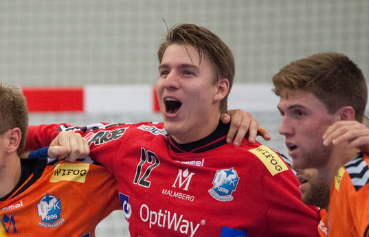 Kristianstads målvakt och matchhjälte Leo Larsson kramas