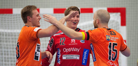 Kristianstads målvakt och matchhjälte Leo Larsson kramas