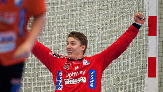 Kristianstads målvakt och matchhjälte Leo Larsson jublar