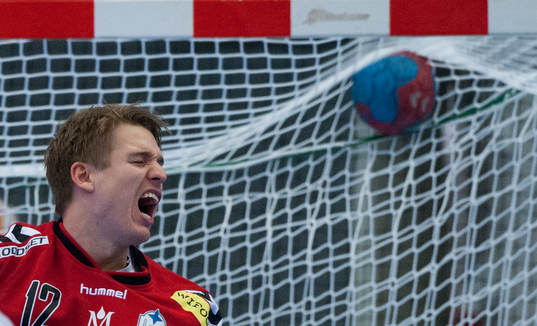 Kristianstads målvakt Leo Larsson och Jesper Larsson i