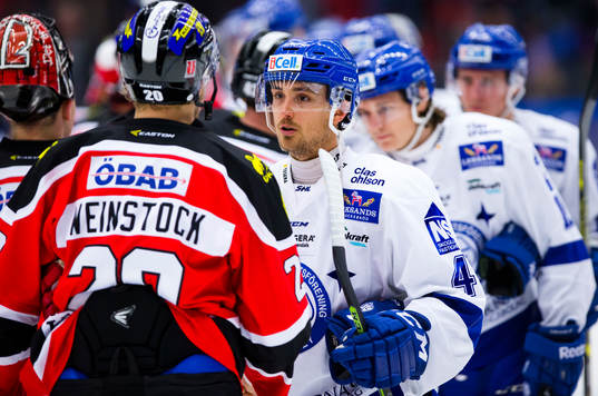 Leksands Robin Gartner tackar Örebrospelarna