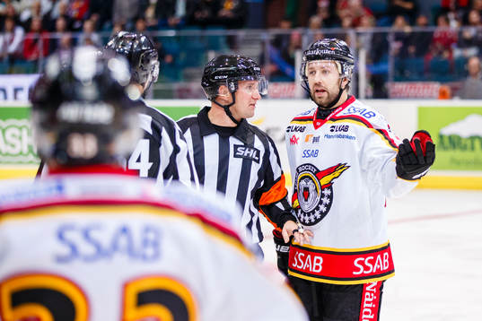 Luleås Per Ledin diskuterar med domarna