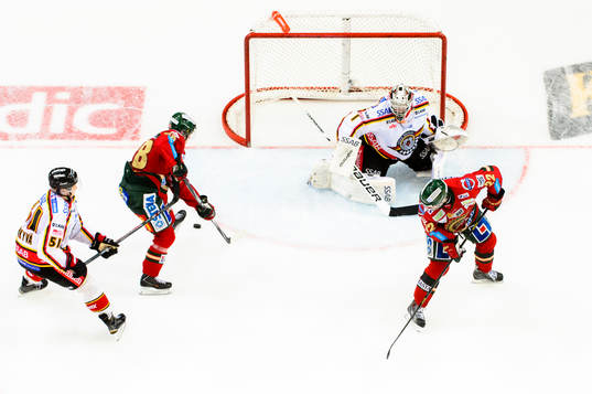 Frölundas Andreas Johnson kvitterar till 1-1 men målet